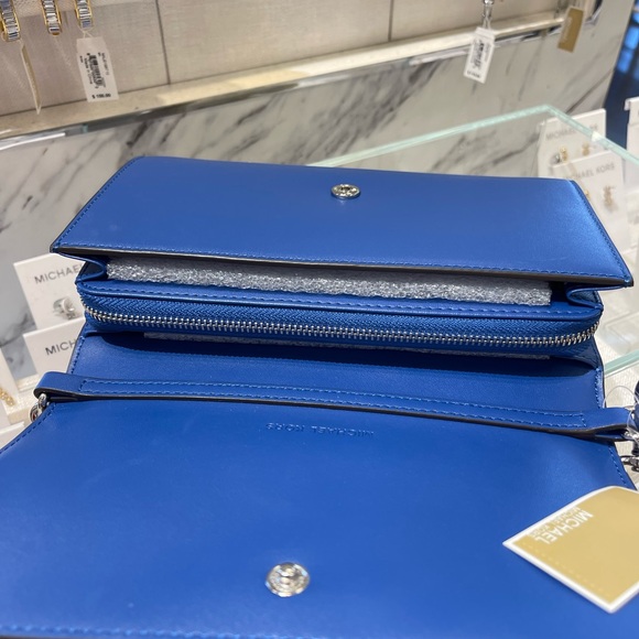 MICHAEL KORS Jet Set Large Ombré Signature Logo Crossbody Bag
Galaxy Blue 
NWT - Picture 14 of 16